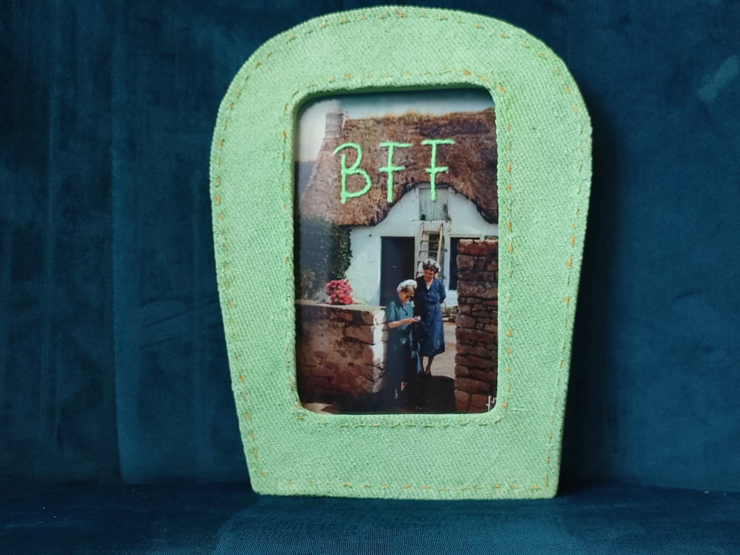 Broderie encadrée "BFF"
