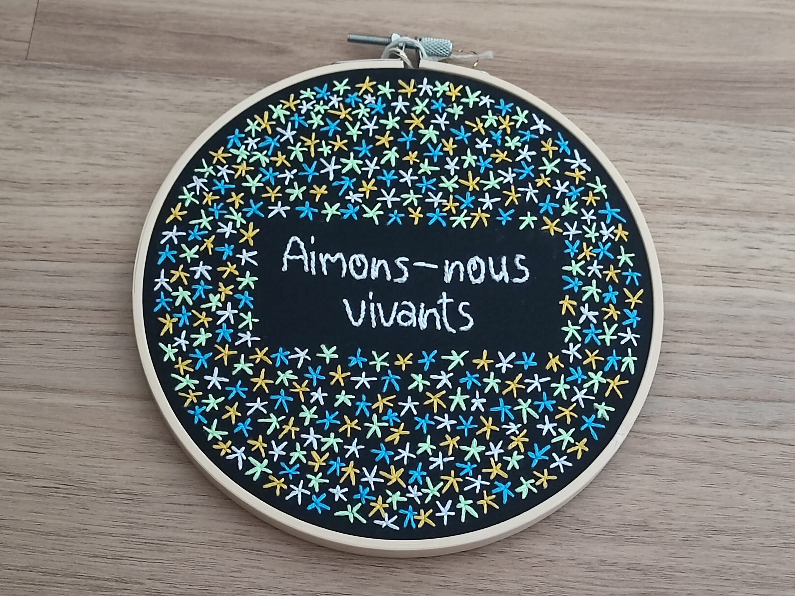 Broderie tambour "aimons-nous vivants"