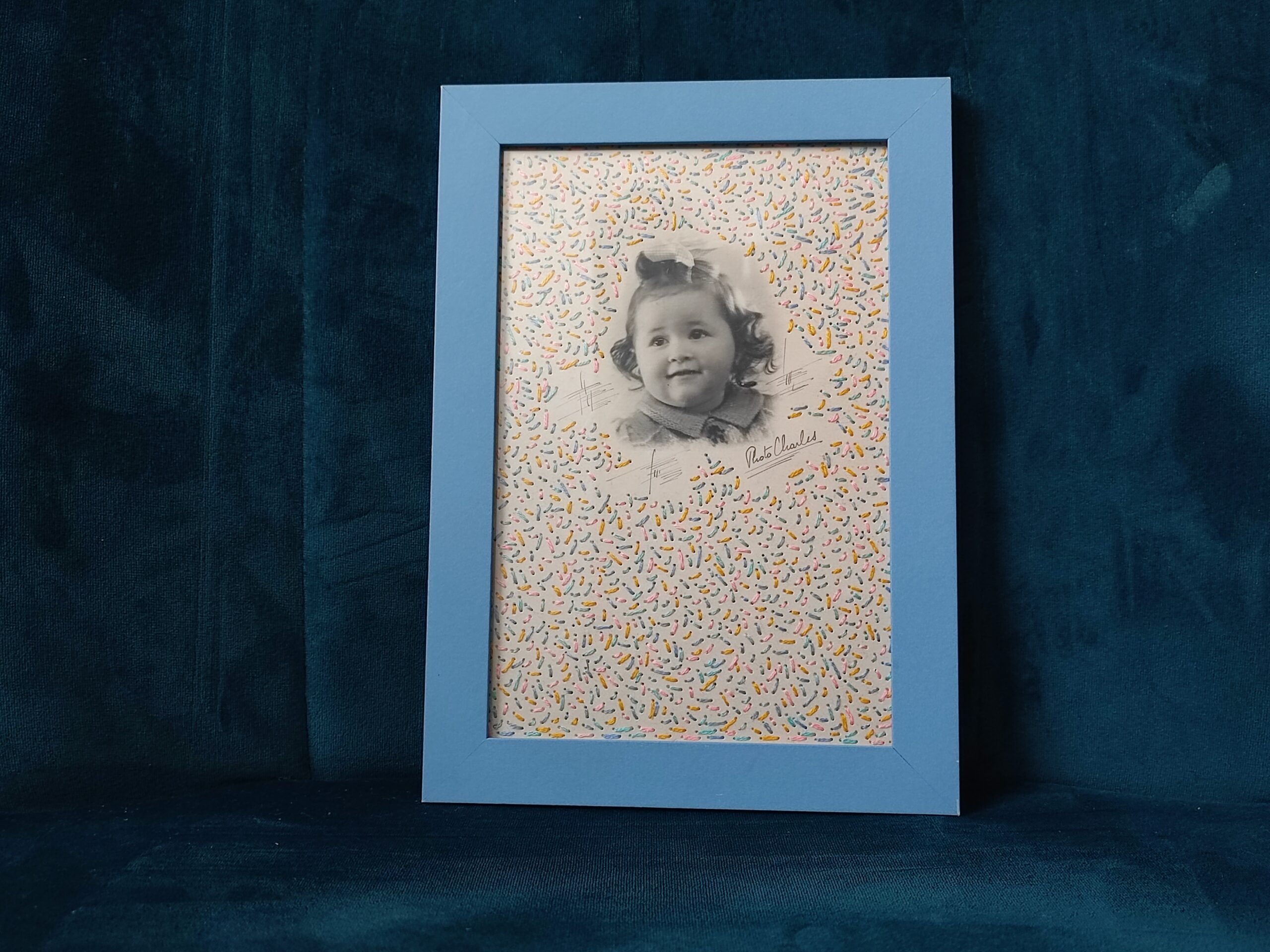 Cadre brodé "Mademoiselle Confetti"