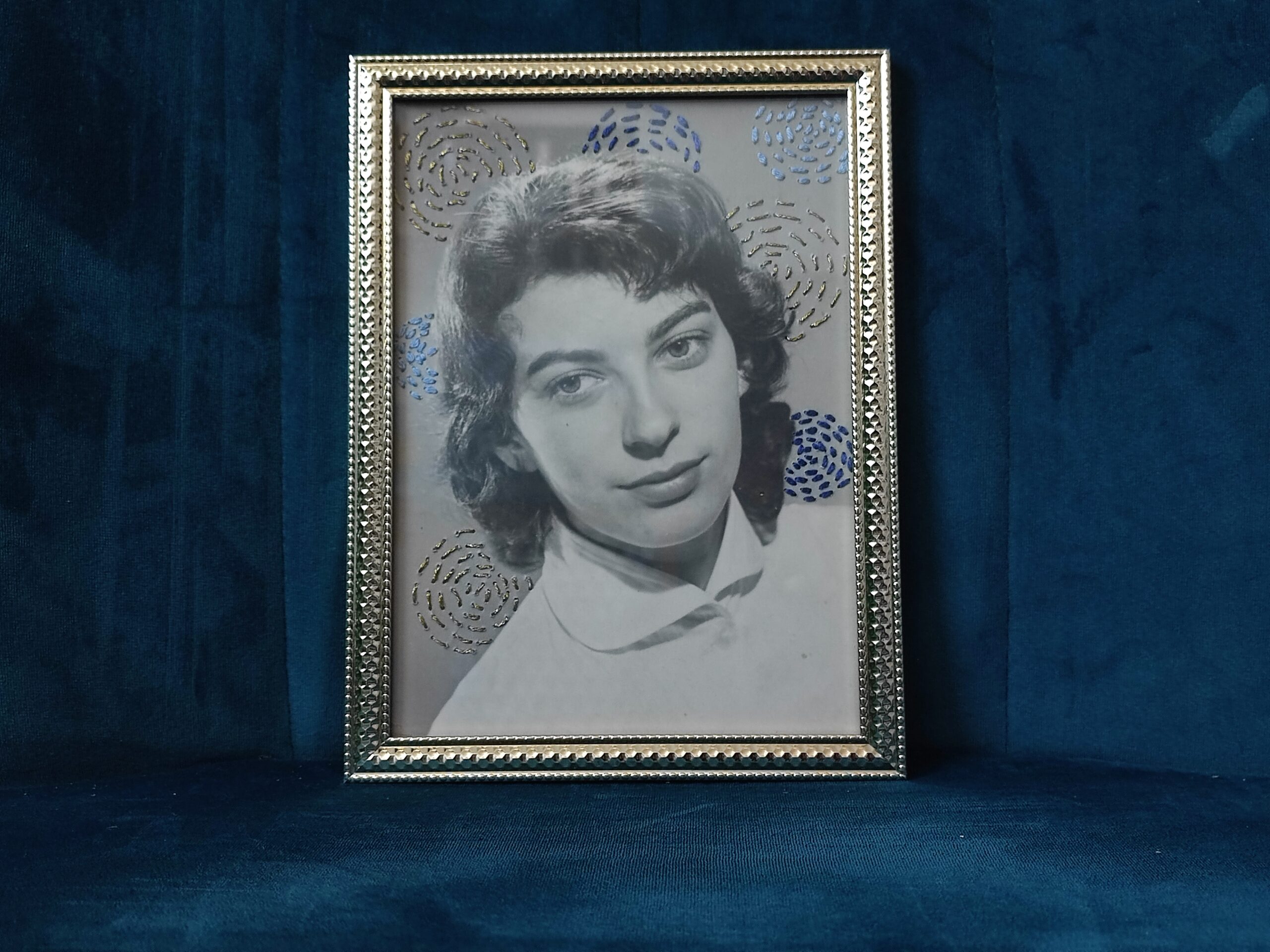 Photo brodée et encadrée "L'Inconnue"
