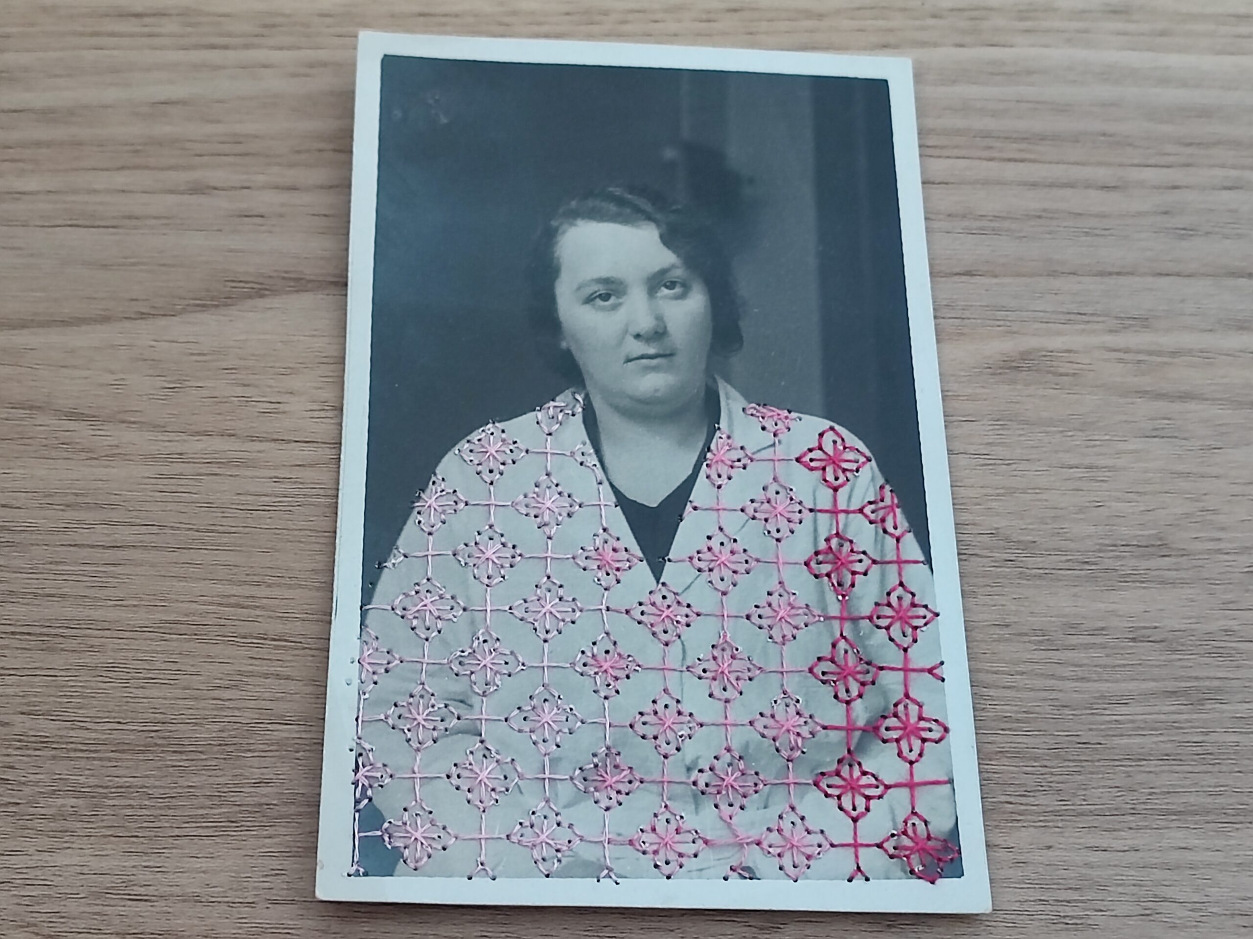 Broderie sur carte postale "Rosie"