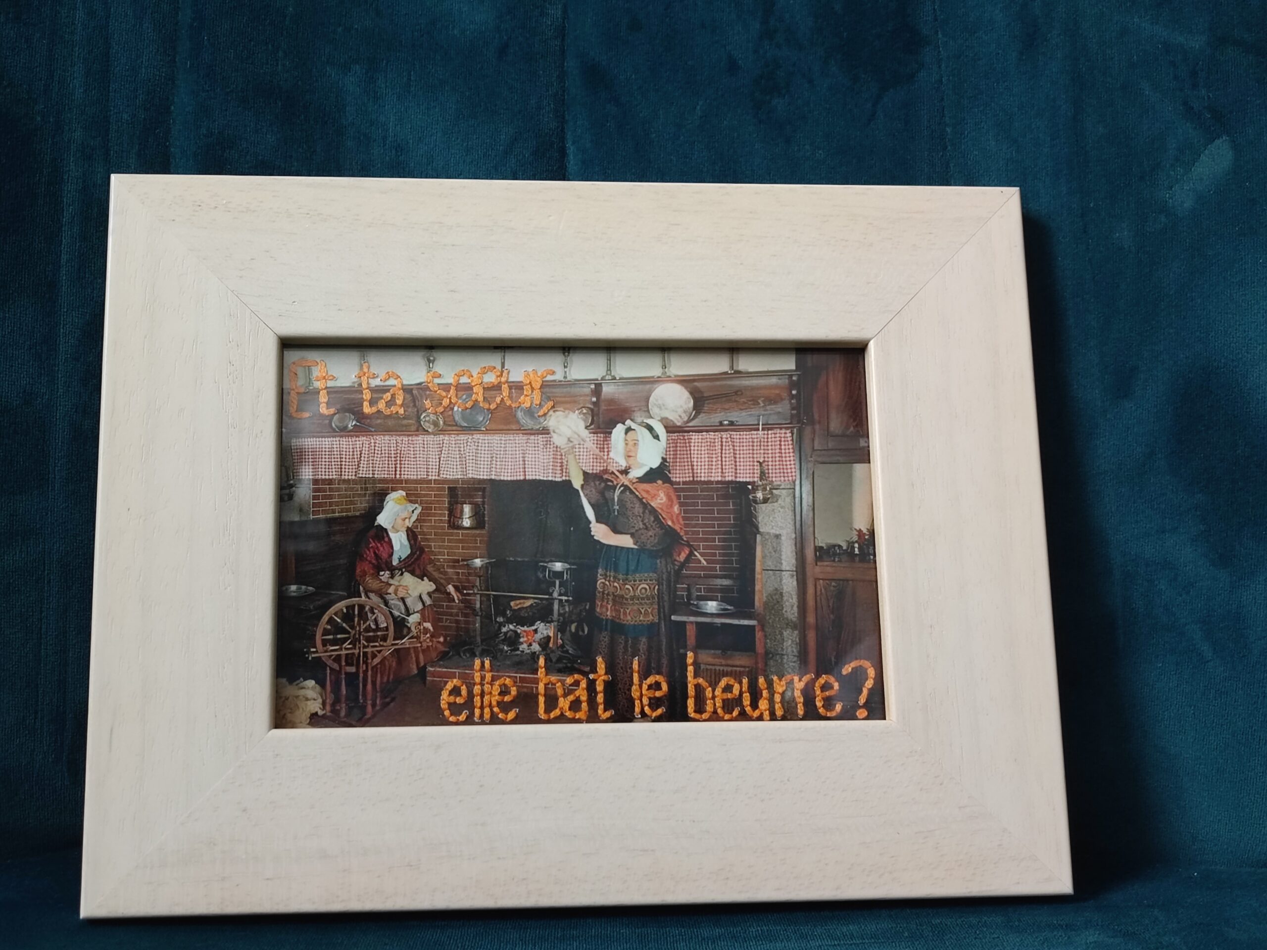 Broderie sur carte postale "Et ta soeur"